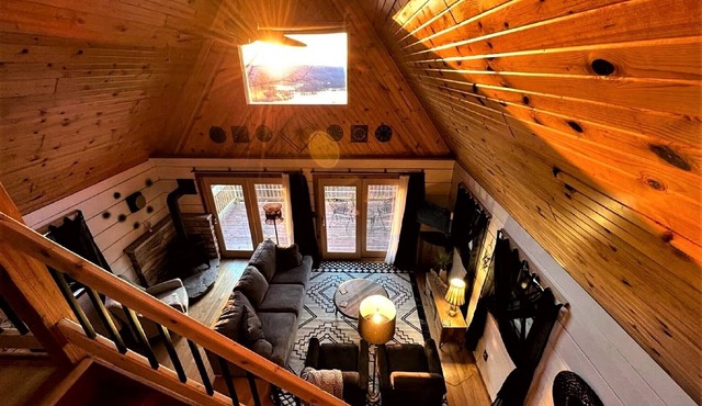 NEW! GRAND VIEW - Rustic Ridge Chalet, hot tub, river view, privacy