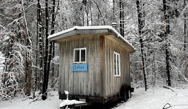 New Hampshire Tiny House for Romantic Escapes to the Wilderness