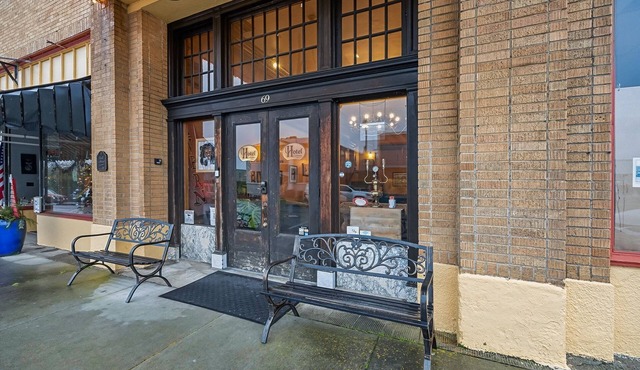 NEW! Hotel Cathlamet Room 204 - Garden View Queen