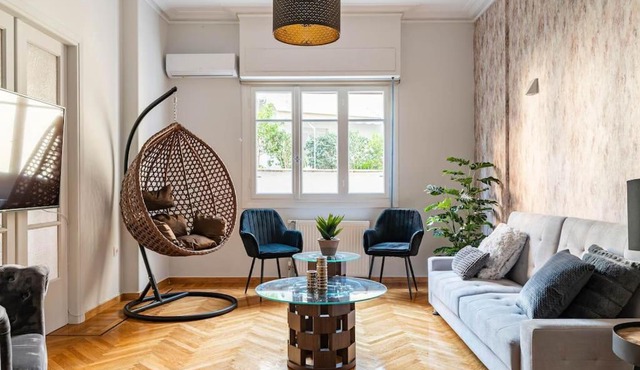 New Huge 5BDR/2bath Apt(+netflix)/1min toAcropolis