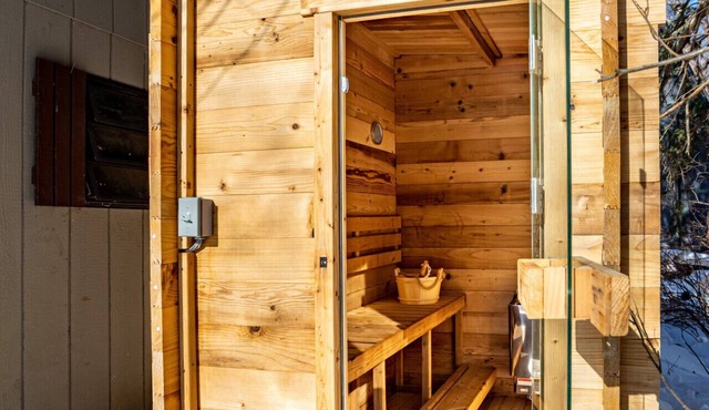 NEW: In-town home w/gorgeous cedar sauna+fire-pit
