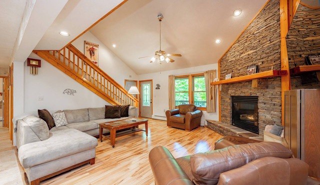 New! Knotty Bear Cabin: Lake Area, Dogs Welcome, Hot Tub, Fire Pit!