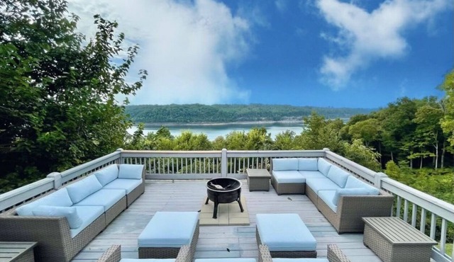 New Lakefront Home, sleeps 16!