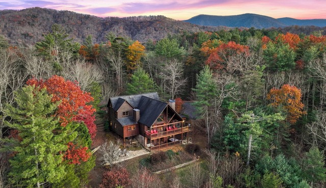 NEW LISTING - 5 bd Luxury Cabin w/VIEWS Secluded HotTub In & Outdoor Fireplaces