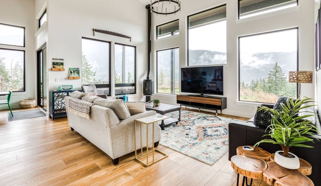 New listing! Chic and stunning dog-friendly home w/ private hot tub & firepit!