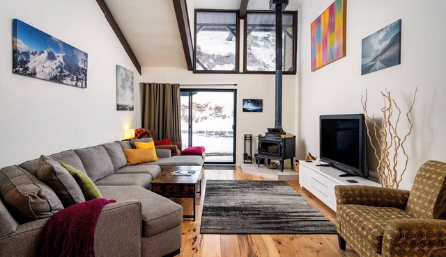 New Listing! Cozy Mountain Retreat Near 5-Lakes Hiking Trail & River Rafting, by Tahoe Time VR