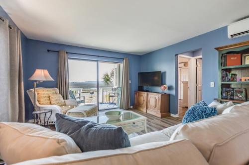 New Listing - Marsh Views Short Walk to Beach and Pools - Double Decks