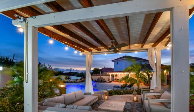 NEW Listing* Stunning Villa with Resort-style Backyard