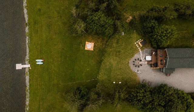 New Lux 7bdm on lake w/hot tub - fire pit - arcade