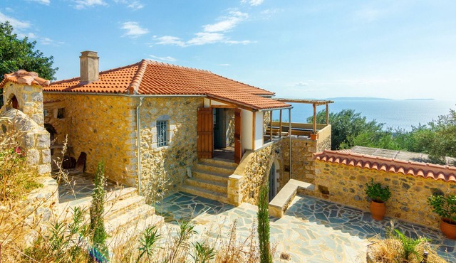 NEW! Luxurious, spacious stone house with sea views - detached in the olive grove