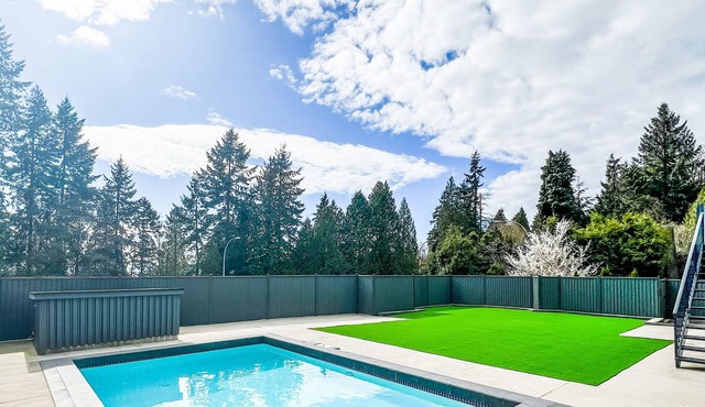 New Luxury Large Modern Home with Pool & Views