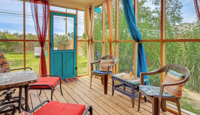 New Mexico Cottage: Private yard & Tub On-Site