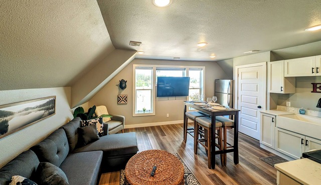New Modern 1BR, Downtown Custer – Perfect Base for Black Hills