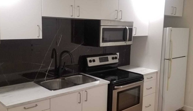 New Modern 2 Bed Suite - Steps From West Edm Mall