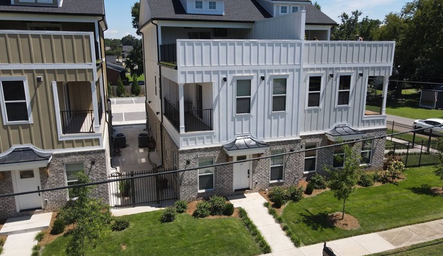 New Modern Downtown Townhome with Rooftop Patio - 4 bed 4 bath