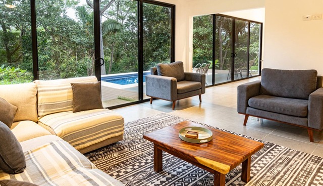 New Modern Jungle Home: Wake Up to Monkeys & Birds, Just 15 Mins from Beach!