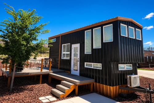 New modern & relaxing Tiny House w deck near ZION