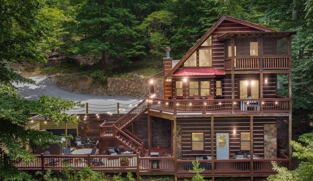 *NEW* Modern Rustic Cabin w/AMAZING views! Hot Tub, 2 King Suites, Pet Friendly