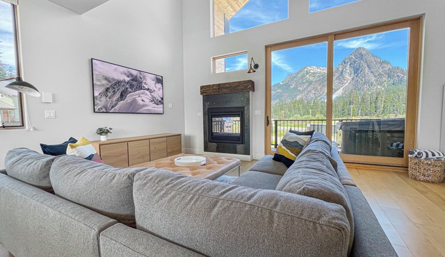 New! Modern Ski-in/Ski-out Mountain View Chalet by Village + Hot Tub/EV Charging