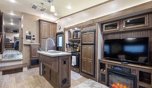 NEW Modern Spacious RV Camper - 7 miles from beach