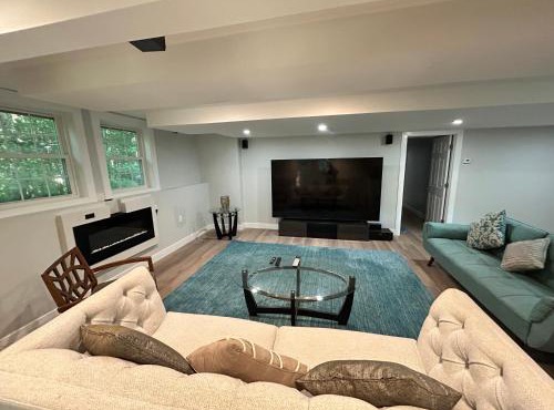 New, Modern, Spacious Guest Suite in Nashua!