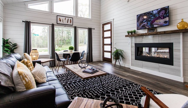 NEW! "Moonlight Rest" Luxury Couples Cabin. 1 Bdrm; 1 Bth; Sleeps 4 Hot tub