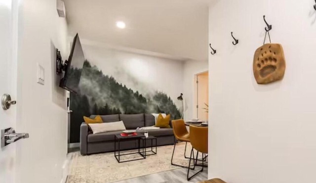 NEW - Mountain Chic Escape - Whyte Ave - Netflix - Clean!