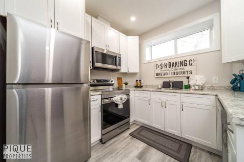 NEW, Mountain Chic Suite, Whyte Avenue, Netflix, WiFi, Sleeps 6