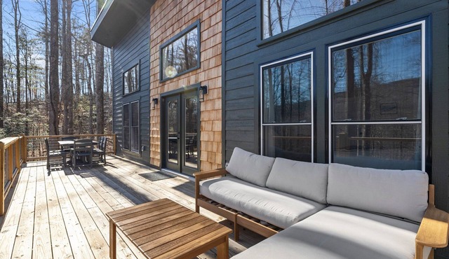 NEW Mountain Modern Hideaway! - Walk to Disc Golf