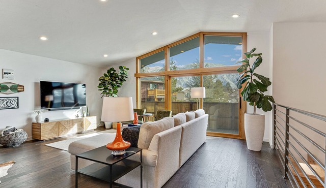 New! Mountain views and access! 4BR 3.5BA