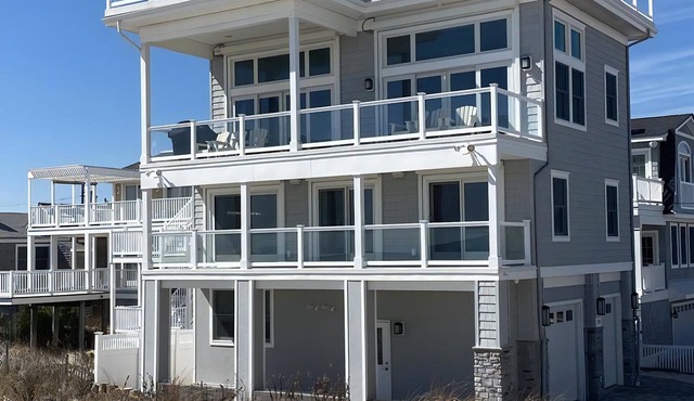 New Oceanfront in Peahala Park . Sleeps 11 .