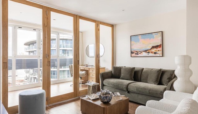 New! Panoramic 2BR Flat with Balcony by Royal Docks