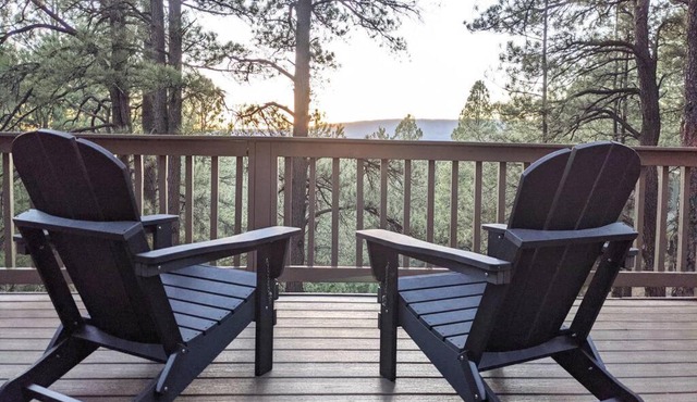 *NEW* Pine Cabin-1 acre, VIEWS, Nearby Hiking