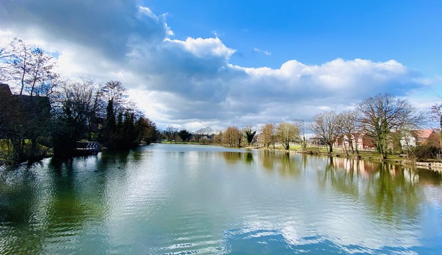 NEW! Premium Flat Lake view, Free parking & Fast Wi-Fi
