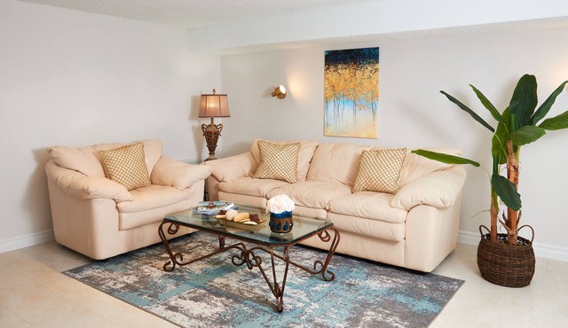 New & Private Modern Suite | Free Parking | Walk To Shops & Cafés