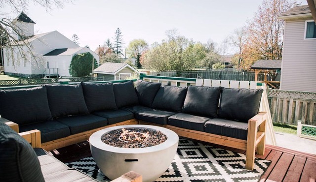 NEW Professionally Designed 3 Bed Wellington Suite w. Backyard and Hot Tub