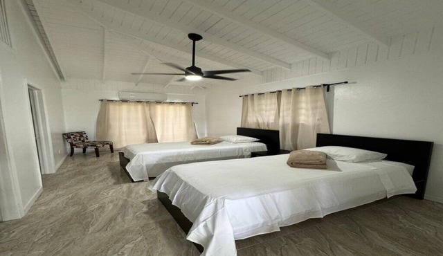 New Remodeled Modern 5 bed Villa Balconies, Ocean Views AC, Generator WIFI