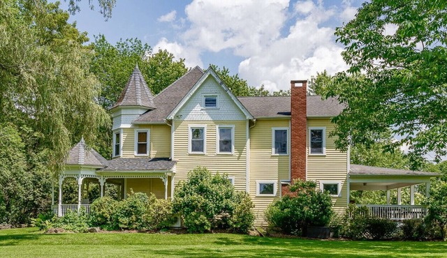 NEW: Resort Estate with Tennis in Bethel