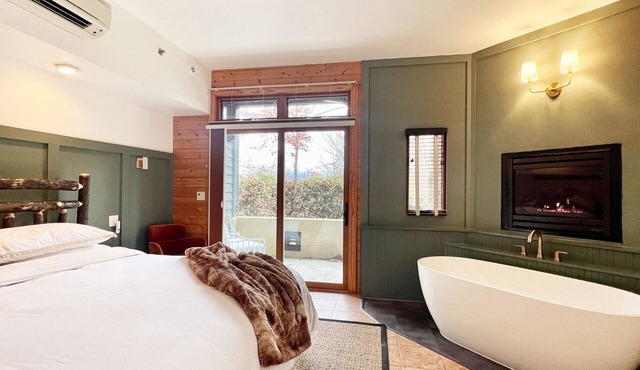 NEW! Romantic Spa Suite with Fireplace & Den