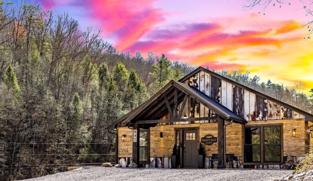 New Rustic Luxe Cabin Billiards Spa Near GSMNP
