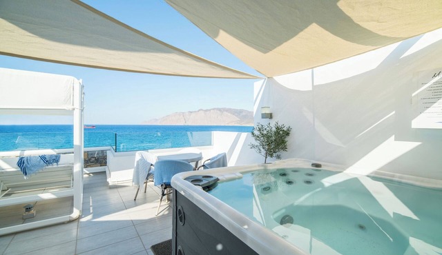 New Seafront Villa with Rooftop Hot Tub, 50 m from the Beach