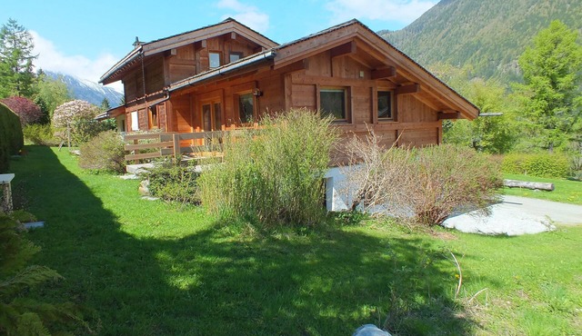 new semi-detached chalet, quiet and comfortable. With 2 bedrooms and 2 bathrooms.