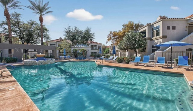 NEW Serene Poolside Condo Centrally located in Scottsdale with Resort Amenities