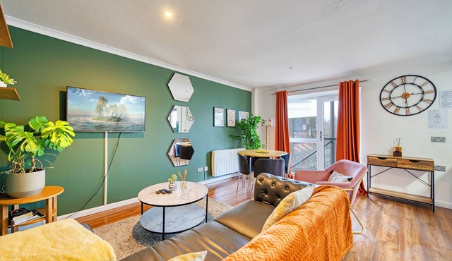 New Slick Finnieston Pad w/Free Parking