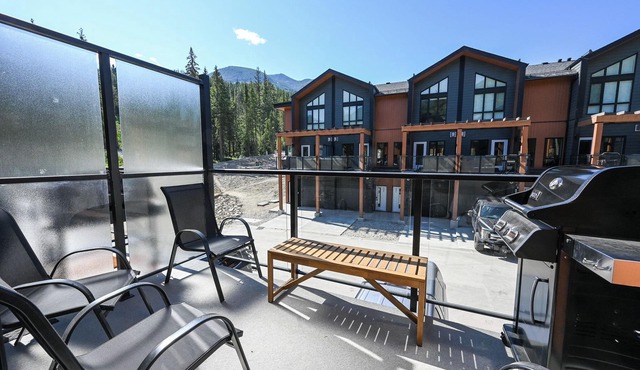 NEW Slope-side Townhouse at Panorama with hot tub and mountain views