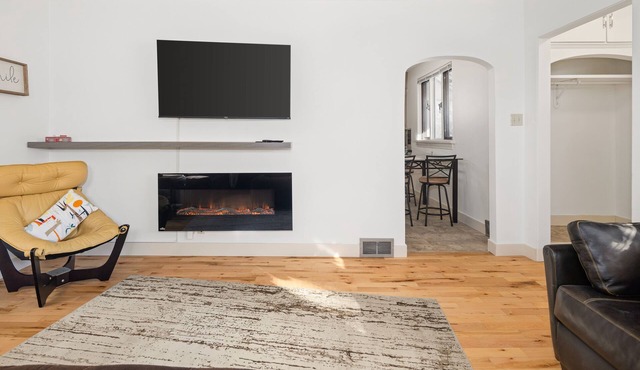 New SPACIOUS 2-Bedroom House w/Fireplace + BBQ :)