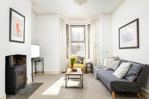 NEW Spacious and Bright House-Parking-By FabAccommodation
