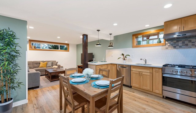 NEW Spacious Apartment Next to Vibrant Green Lake