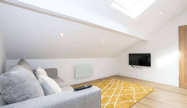 NEW! Spacious Flat in Greater Manchester, Sleeps 4
