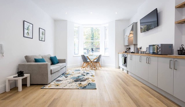 NEW Spacious Flat Ideal for Business Sleeps 4